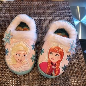 Sold** Frozen Girl Slippers Sz 9-10